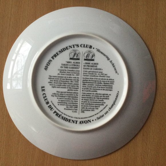 AVON president's club award plate "Mrs. Albee takes a stroll in the garden" - Picture 5 of 5